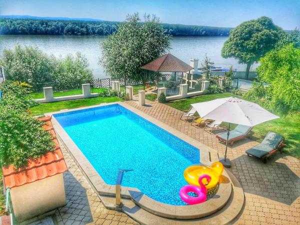 Stunning Danube Villa, Rezerwuj  Hotele w Feketić z basenem, Basen