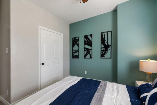 Modern 3 Bedroom with 85 Inch TV, Rezerwuj  Houston Houston