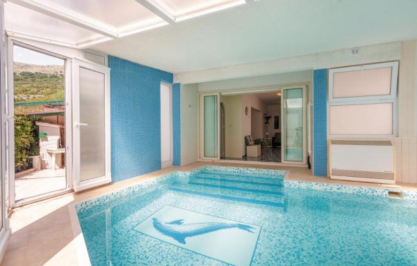 Luksuzna villa sa privatnim unutarnjim bazenom Villa Garden, Rezerwuj  Hotele w Split Region z Basenem, Basen
