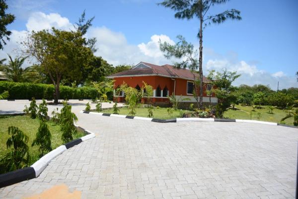 Koriwo Gardens Kikambala, Rezerwuj  Hotele w Coast Region z Parkingiem, Parking