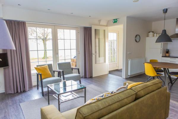 Landelijk appartement Friesland, Rezerwuj  Hotele w Fryzja z Parkingiem, Parking