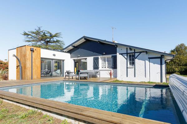 Villa Blue Pool - Welkeys, Rezerwuj  Hotele w Landes z Basenem, Basen