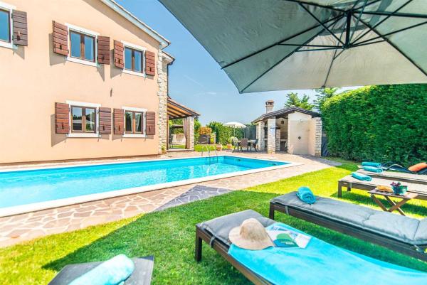 Villa Nicole by Kompas Villas, Rezerwuj  Hotele w Bibići z Parkingiem, Parking