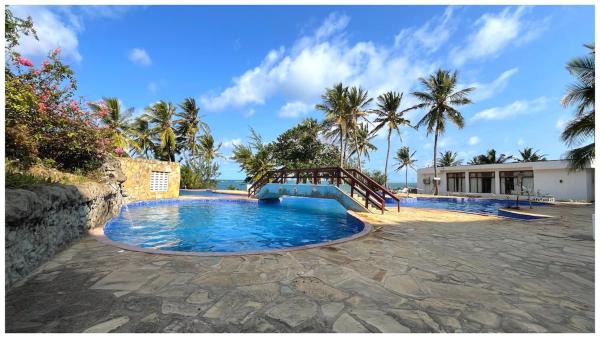 Oceanfront 2 Bedroom Villa with Pool and Beach Access Shanzu, Rezerwuj  Hotele w Coast Region z Basenem, Basen