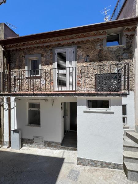 "DOMUS LEONE" - Nel Borgo di Capri Leone, Rezerwuj  Capri Leone Sycylia