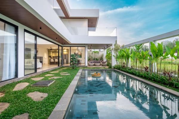 Velora - Luxe Jungle 4BR Villa with Private Pool in Ubud, Rezerwuj  Hotele w Bali z Parkingiem, Parking