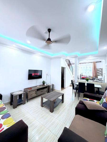 Holiday Home - Serena Road Villas, Rezerwuj  Hotele w Coast Region z Parkingiem, Parking