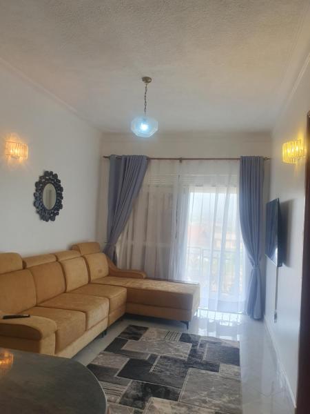 Two Bedrooms Apartment, located between kajjansi and kitende, with one bathroom, a living room, fully furnished kitchen, patio, free wifi, free parking space, Rezerwuj Apartament Hotele w Kajansi z Parkingiem, Parking