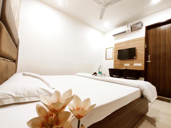 HOTEL COLLECTION INN - Your Comfortable Stay, Rezerwuj  Hotele w Punjab z parkingiem, Parking