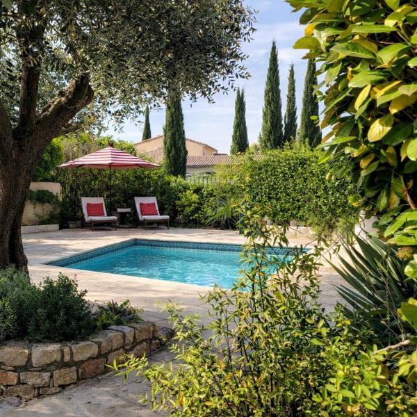 Superbe Villa Provençale, Rezerwuj  Hotele w Owernia z Basenem, Basen
