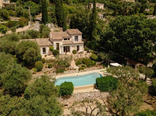 Villa With Pool And Views Of Cannes, Rezerwuj  Hotele w Owernia z Basenem, Basen