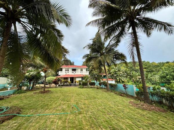 Hilltop Nest Cozy Villa with Hill & Forest Views, Rezerwuj  Hotele w Goa z Parkingiem, Parking