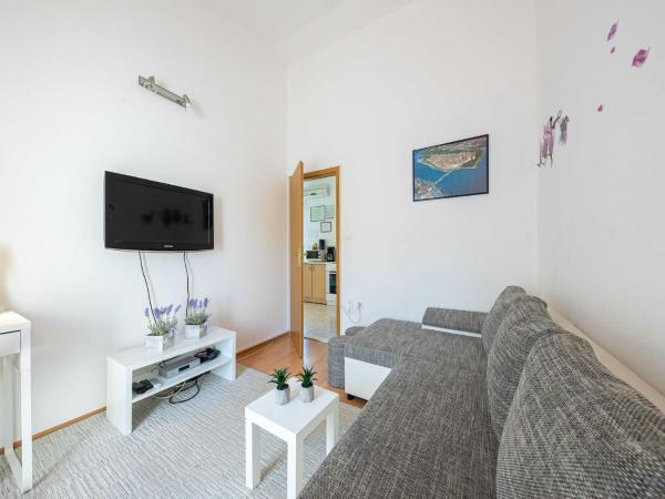 Spacious Prgomet Retreat with Private Pool, Fitness Centre, and Garden - Three Bedroom Villa, Rezerwuj  Prgomet Split-Dalmatia County