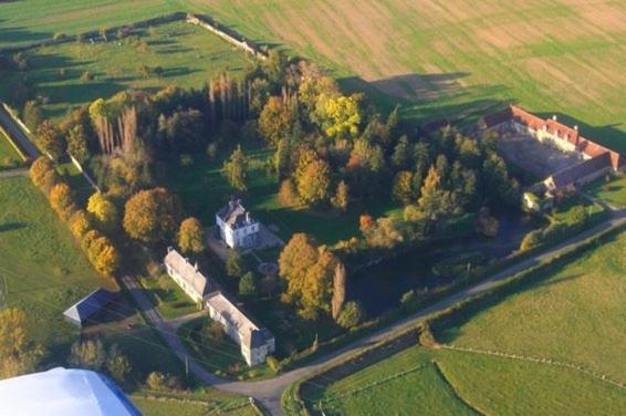 Gîtes du château de la Motte, Rezerwuj  Hotele w Joué-du-Plain z Parkingiem, Parking