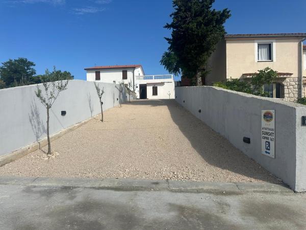 Apartmani Sunset Lopar, Rezerwuj  Hotele w Kvarner Islands z Parkingiem, Parking