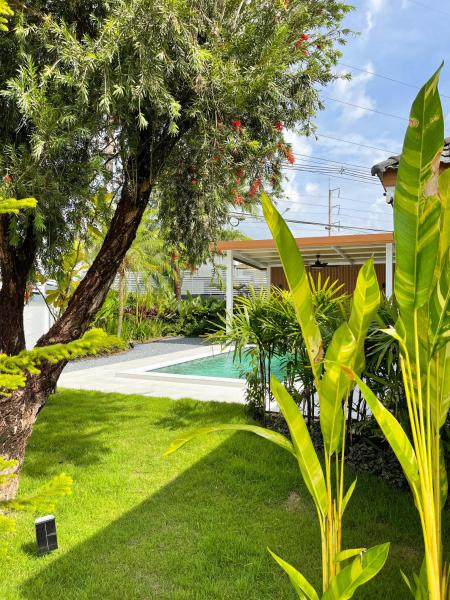 Lilly Pool Villa near Krabi Airport with Free Airport Shuttle, Rezerwuj  Hotele w Krabi Province z basenem, Basen